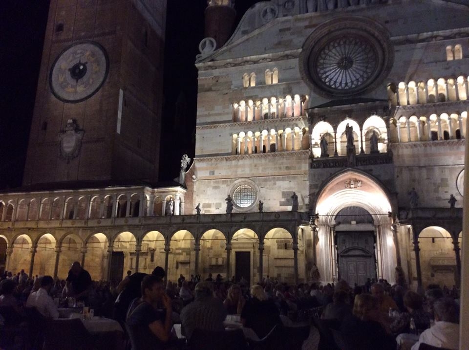 La piazza principale di Cremona gremita